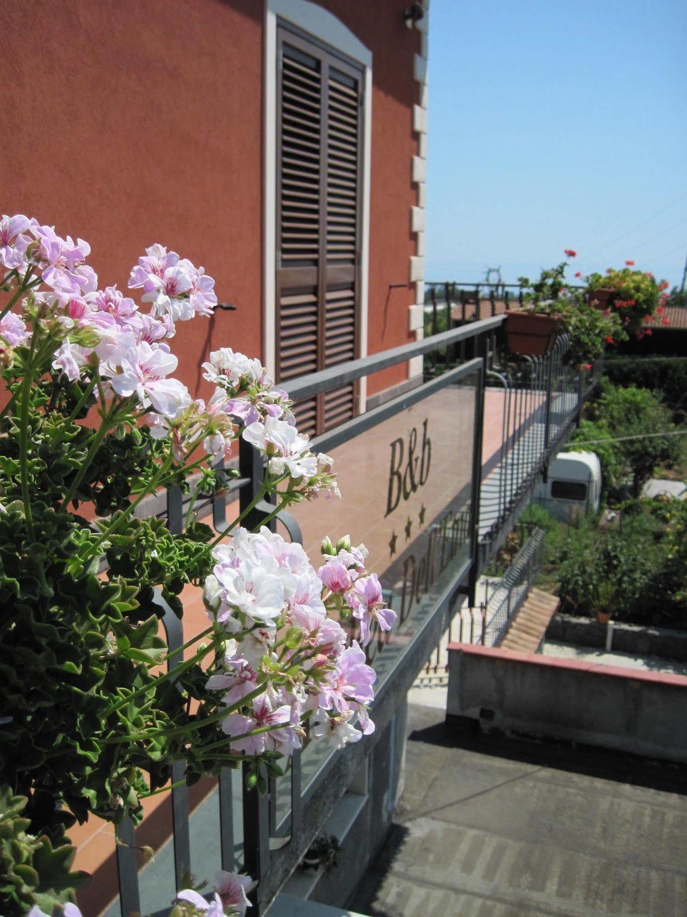 Anthea Dell' Etna Bed & Breakfast Santa Venerina Bagian luar foto