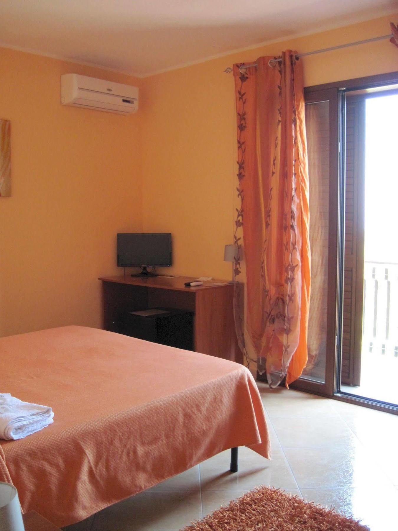 Anthea Dell' Etna Bed & Breakfast Santa Venerina Bagian luar foto