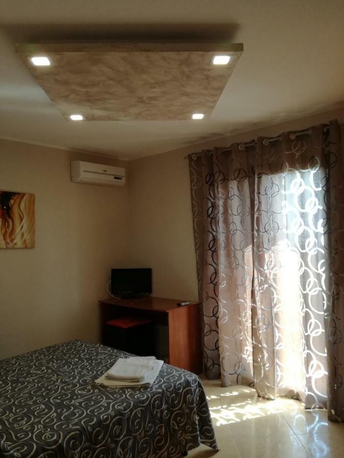 Anthea Dell' Etna Bed & Breakfast Santa Venerina Bagian luar foto